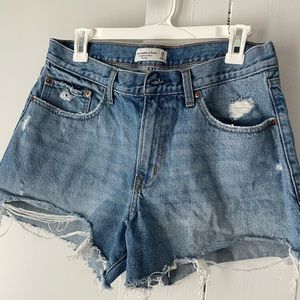 Abercrombie mid rise boyfriend short